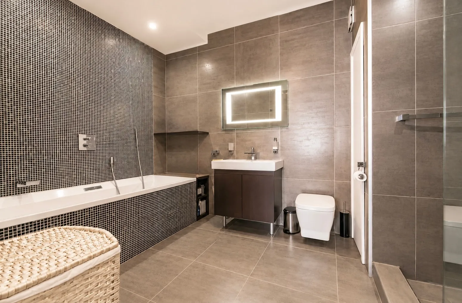 Main bedroom en-suite — House of Character, Siġġiewi